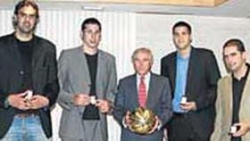 <b>INSIGNIA DE ORO. </b>Sonseca, Mumbrú, Reyes y Díaz con Calderón.