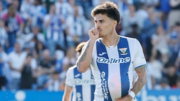 LEGANÉS (MADRID), 24/05/2025.- El extremo del Leganés Juan Cruz Díaz celebra tras anotar durante el partido de LaLiga de fútbol que CD Leganés y Real Valladolid disputan este sábado en el estadio de Butarque. EFE/Sergio Pérez