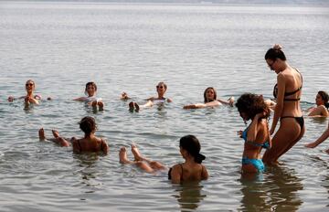 Las participantes de Miss Universo visitan el Mar Muerto cerca de Jericó, Cisjordania.