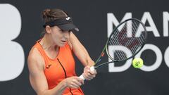 La española Rebeka Masarova devuelve una bola durante su partido ante Coco Gauff en la final del ASB Classic Tennis Tournament de Auckland.