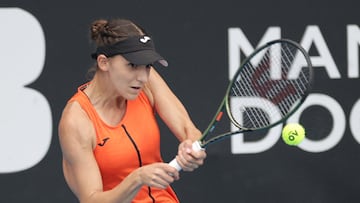 La tenista española Rebeka Masarova devuelve una bola durante su partido ante Coco Gauff en la final del torneo de Auckland.