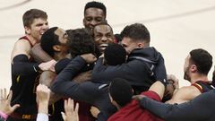 DMX02. CLEVELAND (OH, EE.UU.), 25/04/2018. LeBron James (c) de Cleveland Cavaliers celebra con sus compa&ntilde;eros la anotaci&oacute;n del punto decisivo durante un partido de las eliminatorias de la Conferencia Este de la NBA hoy, mi&eacute;rcoles 25 de abril de 2018, en el Quicken Loans Arena de Cleveland, Ohio (EE.UU.). EFE/David Maxwell
