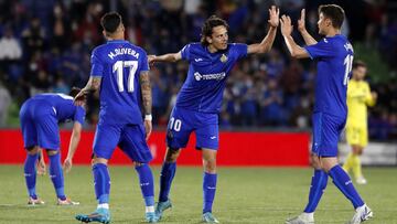 Enes &Uuml;nal celebra con sus compa&ntilde;eros el gol que marc&oacute; el s&aacute;bado ante el Villarreal.