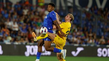 Choco Lozano y De Jong, durante el Getafe - Barcelona de la primera jornada.