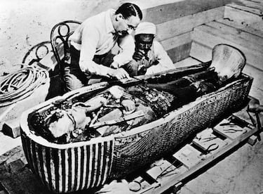 En octubre de 1925, se realizó la primera apertura del ataúd de oro macizo de Tutankamón, donde se encontró la momia del faraón con la célebre máscara funeraria. Esta máscara, junto a otros tesoros, fueron descubiertos en la tumba de Tutankamón en 1922 por el arqueólogo Howard Carter, y son una de las piezas más emblemáticas del antiguo Egipto. En 1925, durante la extracción de la momia, se descubrieron también más de 150 amuletos y otros objetos dentro de las vendas. 
En la imagen, Carter y un asistente en la cripta funeraria durante un examen del cadáver de Tut-Ankh-Amón en el sarcófago