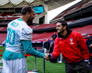 Alec Ingold, fullback de los Miami Dolphins, con Koke Resurrección, jugador del Atleti.