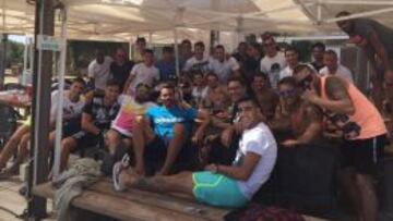 La plantilla del Sevilla aprovecha la tarde libre para integrarse.