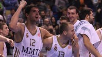 <b>LOS MEJORES. </b>Mirotic y Sergio Rodríguez celebran con grandes muestras de alegría el triunfo del Real Madrid en Málaga.