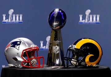 Detalle del Lombardi Trophy con los cascos de los New England Patriots y  Los Angeles Rams.