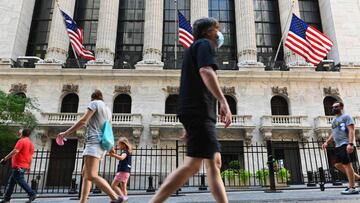 (ARCHIVOS) En esta foto de archivo tomada el 3 de agosto de 2020, la gente pasa por la Bolsa de Valores de Nueva York (NYSE) en Wall Street en la ciudad de Nueva York, USA.