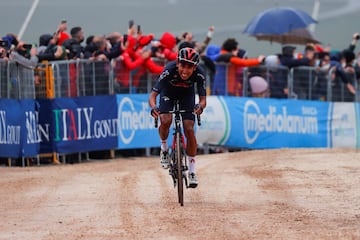 El ciclista colombiano Egan Bernal del Team INEOS Grenadiers ganó la novena etapa del Giro de Italia 2021 y es el nuevo líder de la clasificación general.