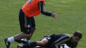 <b>SELECCIÓN</b> Sergio Ramos no ha podido terminar el entrenamiento de hoy por el problema que arrastra en el aductor.