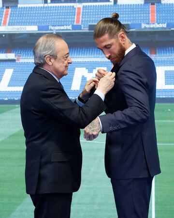 El presidente del Real Madrid, Florentino P¨¦rez, le hace entrega a Sergio Ramos de la Insignia de Oro y Brillantes.