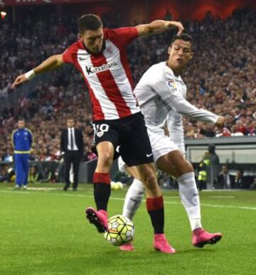 El delantero portugués del Real Madrid Cristiano Ronaldo y el el defensa del Athletic de Bilbao Óscar De Marcos, durante el partido correspondiente a la quinta jornada disputado en el campo de San Mamés. 