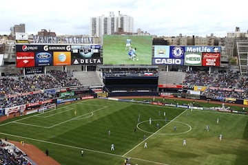 Capacidad: 54,251. Para el béisbol es de los mejores, para el fútbol es de los peores.