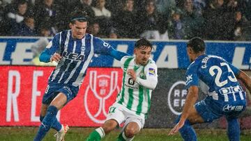 El centrocampista uruguayo del Alavés Carlos Benavídez y su compañero Ianis Hagi disputan un balón ante el centrocampista Rodri del Betis.