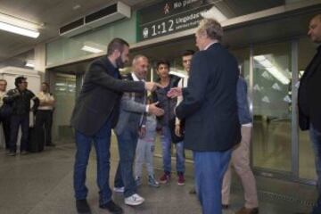 Osama Abdul Mohsen, refugiado sirio zancadilleado por una periodista húngara cuando huían de la policía en Hungría, acompañados por el presidente de la escuela nacional de entrenadores de fútbol (CENAFE) en Getafe, Miguel Galán, a su llegada esta noche a la estación de tren de Atocha, Madrid.