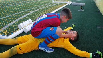 Marc Mart&iacute;nez agarra de la cara a Aitor Cazorla, portero del Bar&ccedil;a, que detuvo tres penaltis y meti&oacute; su lanzamiento para el pase a semifinales de LaLiga Promises 2022.