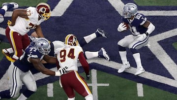 ARLINGTON, TX - NOVEMBER 24: Ezekiel Elliott #21 of the Dallas Cowboys carries the ball during the first half against the Washington Redskins at AT&amp;T Stadium on November 24, 2016 in Arlington, Texas.   Ronald Martinez/Getty Images/AFP
 == FOR NEWSPAPERS, INTERNET, TELCOS &amp; TELEVISION USE ONLY ==