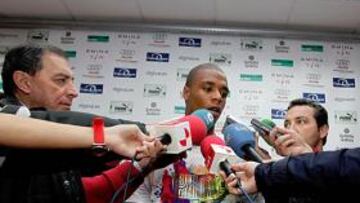 <b>DIO EXPLICACIONES. </b>Pelé, rodeado de una nube de periodistas, habló ayer tras ser expedientado, apartado y volver al grupo el miércoles.