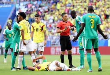 SAMARA, RUSSIA - JUNE 28: Referee Milorad Mazic habla con Cheikhou Kouyate de Senegal tra una falta sobre Radamel Falcao de Colombia durante el partido Senegal-Colombia, del Grupo H del Mundial de Fútbol de Rusia 2018, en el Samara Arena de Samara, Rusia, hoy 28 de junio de 2018