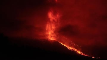 GRAFCAN4183. TAJUYA (LA PALMA) (ESPA&Ntilde;A), 05/10/2021.- Vista tomada esta madrugada de la erupci&oacute;n del volc&aacute;n de La Palma desde la localidad de Tajuya, en el municipio de El Paso. EFE/Carlos de Sa&aacute;