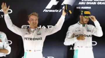 Nico Rosberg, campeón de la F1. El alemán definió el campeonato de pilotos a su favor con un margen de tan solo cinco puntos (385-380) sobre Lewis Hamilton, ganando ocho carreras de la temporada. Rosberg logró su sueño y unos días después dio el paso al costado renunciando a la máxima categoría por iniciativa propia.