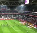 Ultras del Lille invaden el campo para agredir a los jugadores del equipo
