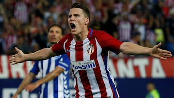 Gameiro celebra su gol al Alavés.