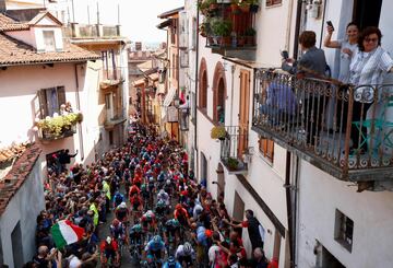 Decimosegunda etapa entre Cuneo y Pinerolo de 156 km.