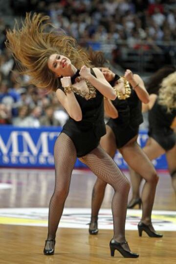 REAL MADRID - BARCELONA CHEERLEADER