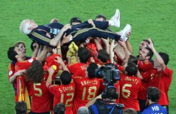 29 de junio de 2008. Final de la Eurocopa de Austria y Suiza entre Alemania y España. Manteo a Luis Aragonés.