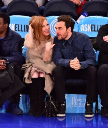 Jessica Chastain y Gian Luca Passi de Preposulo disfrutaron del partido Atlanta Hawks-New York Knicks en el Madison Square Garden.