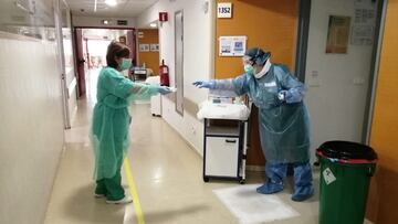 Archivo - Sanitarios del Hospital Reina Sofía que tratan pacientes con el coronavirus, foto de recurso