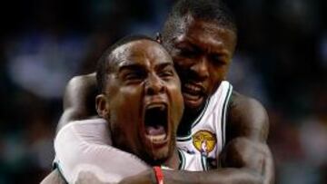 Davis y los reservas de Boston rompen a los Lakers