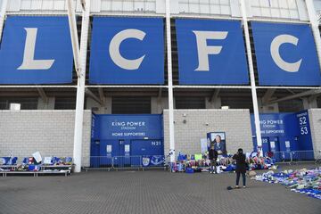 Cientos de seguidores del Leicester City se han congregado en los alrededores del King power Stadium para dar el último adiós al presidente del club, Vichai Srivaddhanaprabha.