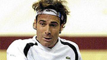 <B>PARTIDO TITÁNICO</b>. Corretja cumplió con sufrimiento y jugará la final.