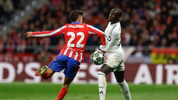 Real Madrid's French defender #23 Ferland Mendy (R) is challenged by Atletico Madrid's Argentine forward #22 Giuliano Simeone during the UEFA Champions League Round of 16 second leg football match between Club Atletico de Madrid and Real Madrid CF at the Metropolitano stadium in Madrid on March 12, 2025. (Photo by Oscar DEL POZO CA�AS / AFP)