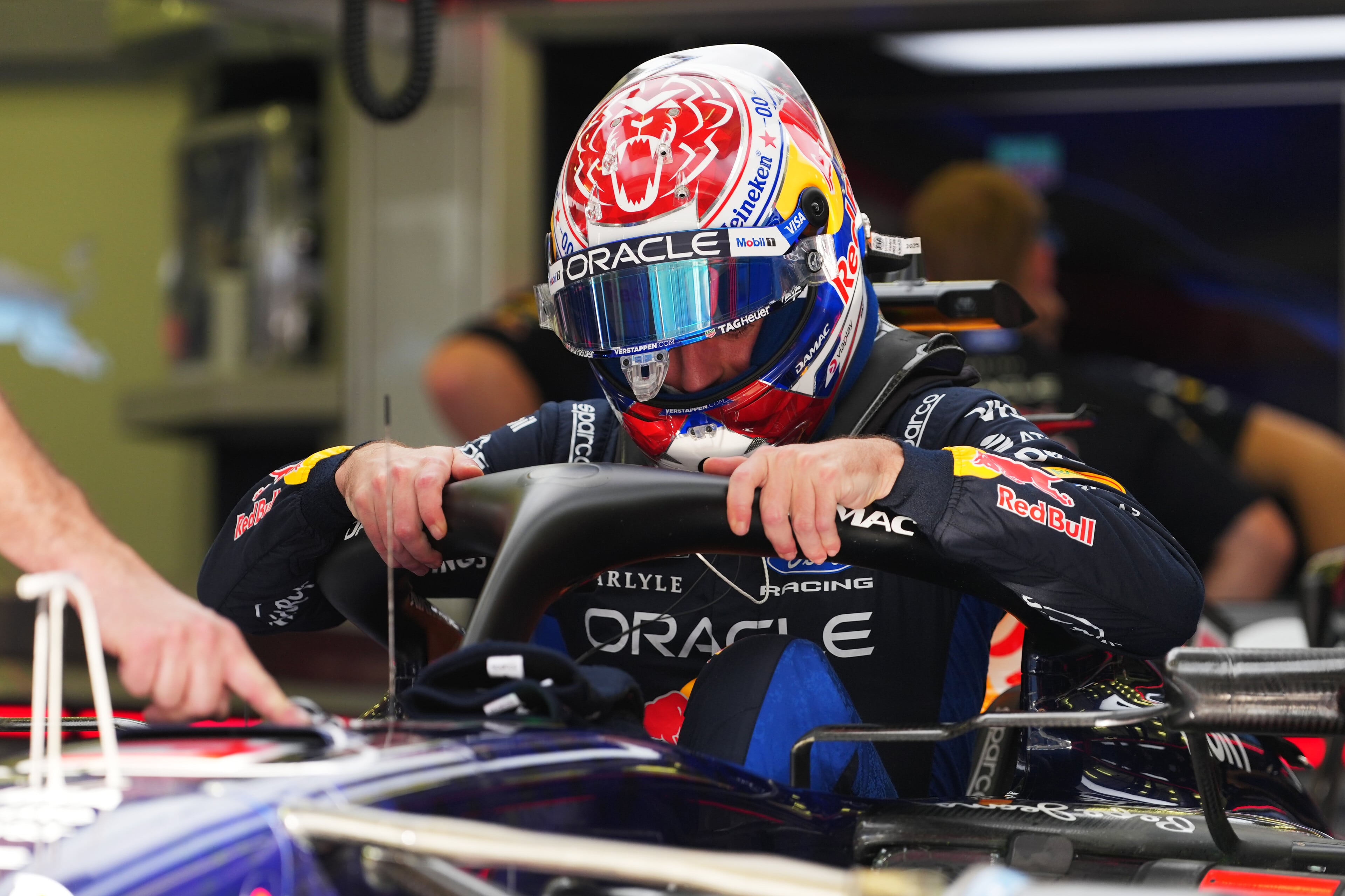 Max Verstappen se sube al Red Bull en el test de Bahréin.