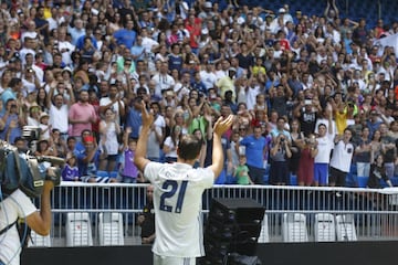 Muchos seguidores se acercaron al Santiago Bernabéu para apoyar al canterano.