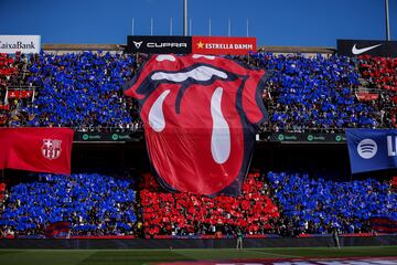 El logo de los Rolling Stones muy presente en el estadio durante el encuentro.