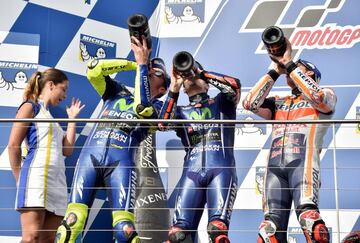 Podio de MotoGP: Marc Márquez primero, por delante de Valentino Rossi y Maverick Viñales.