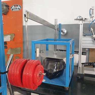 Así se fabrica un casco de carreras