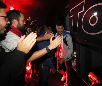 Levante fans took to the street to wecolme the team bus on its return to Valencia following the 1-2 win against Real Madrid at the Bernabéu.