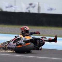 Pole de Márquez a pesar de una caída en el final de recta