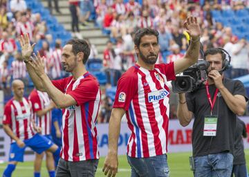 Juanfran y Raúl García saludan a los aficionados.  