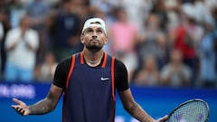 El tenista australiano Nick Kyrgios reacciona durante su partido Daniil Medvedev en el US Open 2022.