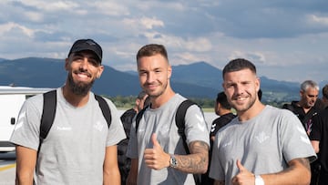 Loren, entre Borja Iglesias y Ruibal, en la concentración del Betis en Austria. RBB
