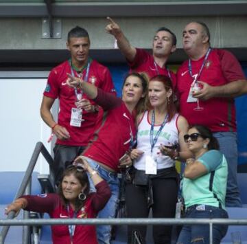 La familia de Cristiano Ronaldo espera el comienzo del partido.