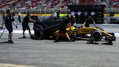 Mec&aacute;nicos de Renault empujan el coche de Jolyon Palmer durante el GP Espa&ntilde;a 2016. 